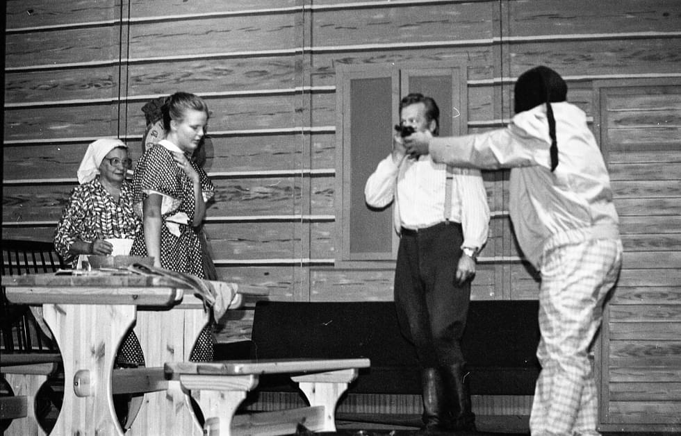 Vuonna 1988 Höljäkän nuorisoseuranalolla esitettiin näytelmää Veijarin vehkeet. 
