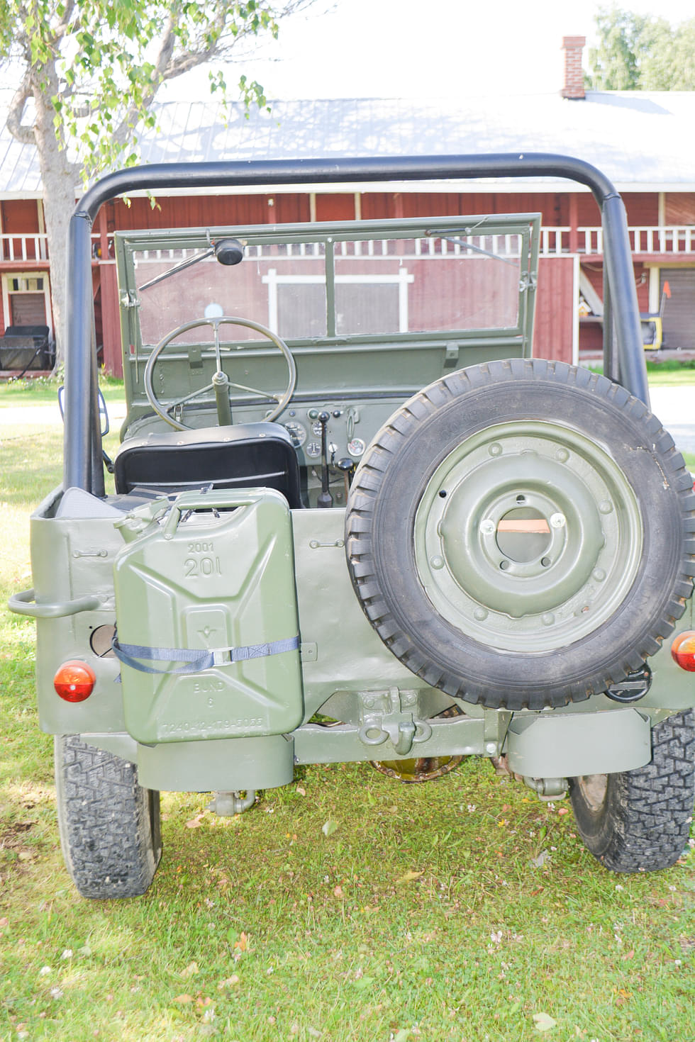 Vararengas ja varakanisteri kuuluvat Jeepin vakiovarusteisiin.