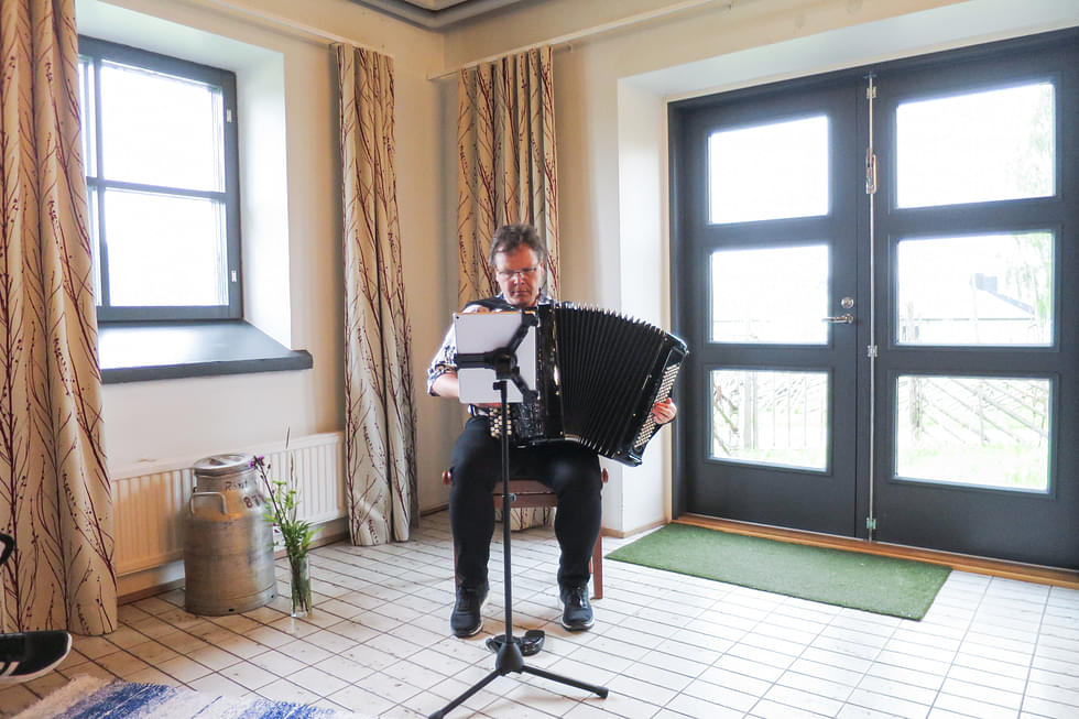 Vesa Kujala harmonikkoineen loihti Piazzolla-konsertissa Hyvärilän talliravintolan täyteen intohimoisia tunnelmia. 