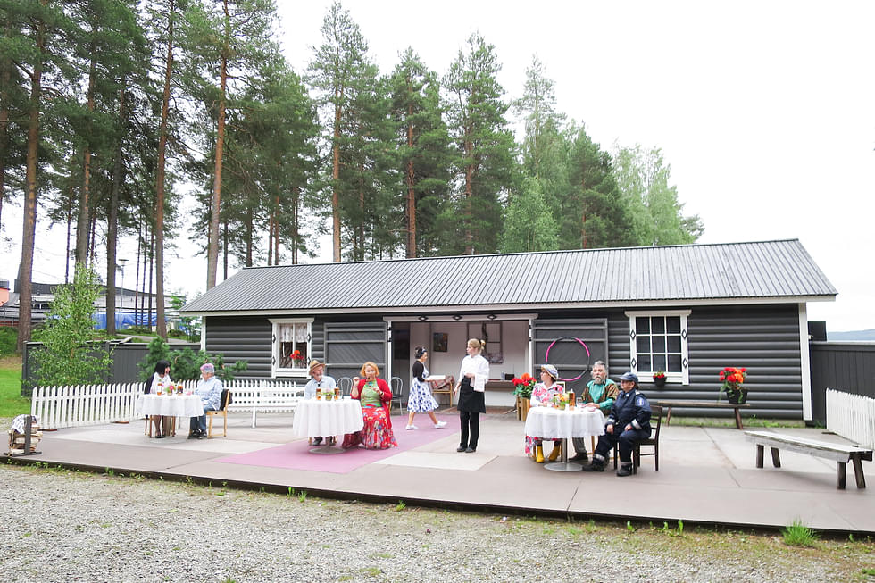 Michelin-kokki Katariinan (Sanna Jääskö) tarjoilema illallinen saa ihmiset avautumaan.