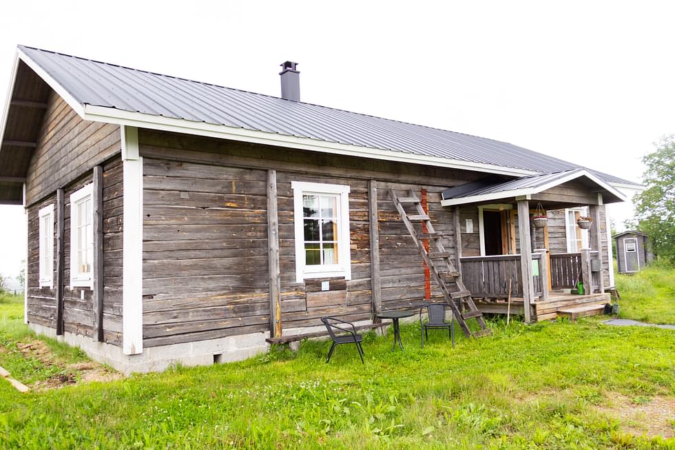 Yläpihan vanhojen rakennusten pihapiiriin on tullut tulokas Kerimäeltä: yli satavuotias siirretty hirsitalo tarjoaa aamiasmajoitusta matkailijoille.