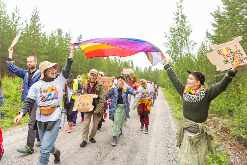 Pride-kulkue kulki pitkin Hökänniementietä. Sateenkaarilippua pitelevät Maria Mäkelä (vas.) ja Linda Holma.