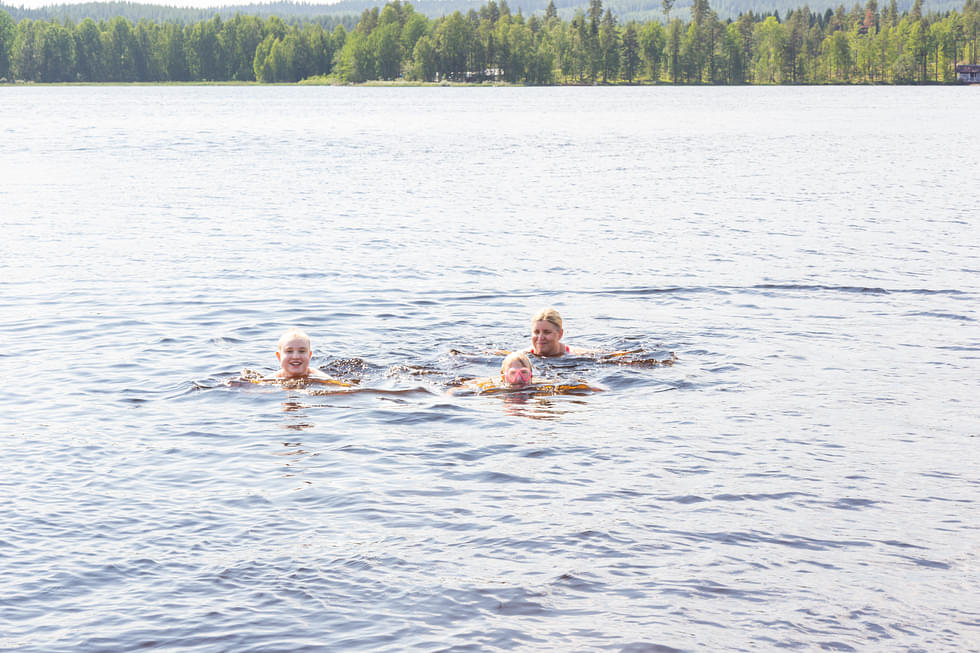 Minna Mäkihonko on hyvä uimaan, hän oli Nurmeksessa uinnin opettaja.