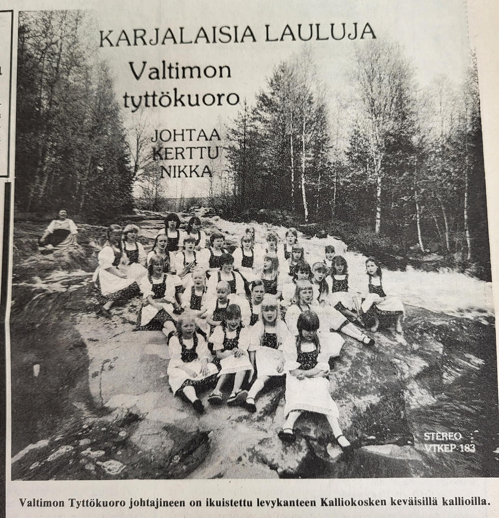 Valtimon tyttökuoro johtajineen on ikuistettu levykanteen Kalliokosken keväisillä kallioilla.