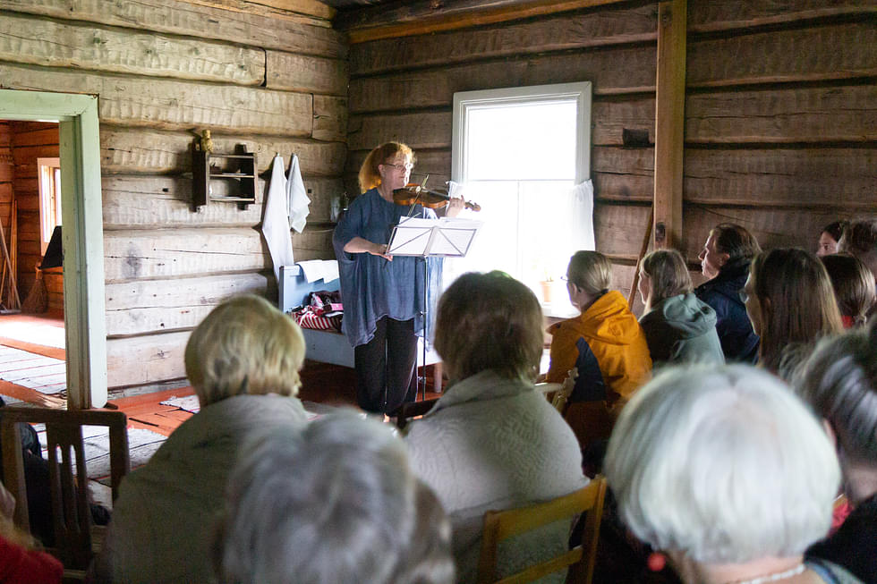 Kaikuja kaukaa -konsertissa Ikolan museolla esiintyi Sirkka-Liisa Kaakinen-Pilch.