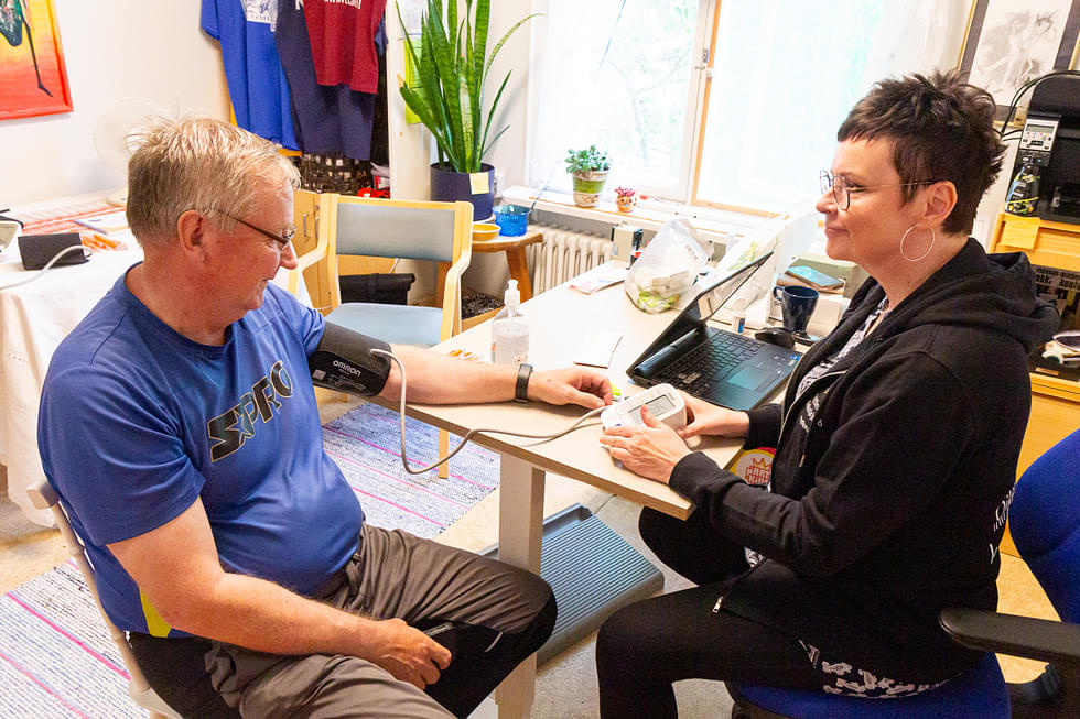 Jouko Karjalainen istahti mittauttamaan verenpainettaan Närekartanolla terveydenhoitaja, työkykykoordinaattori Ulla-Maija Kopran pöydän ääreen.