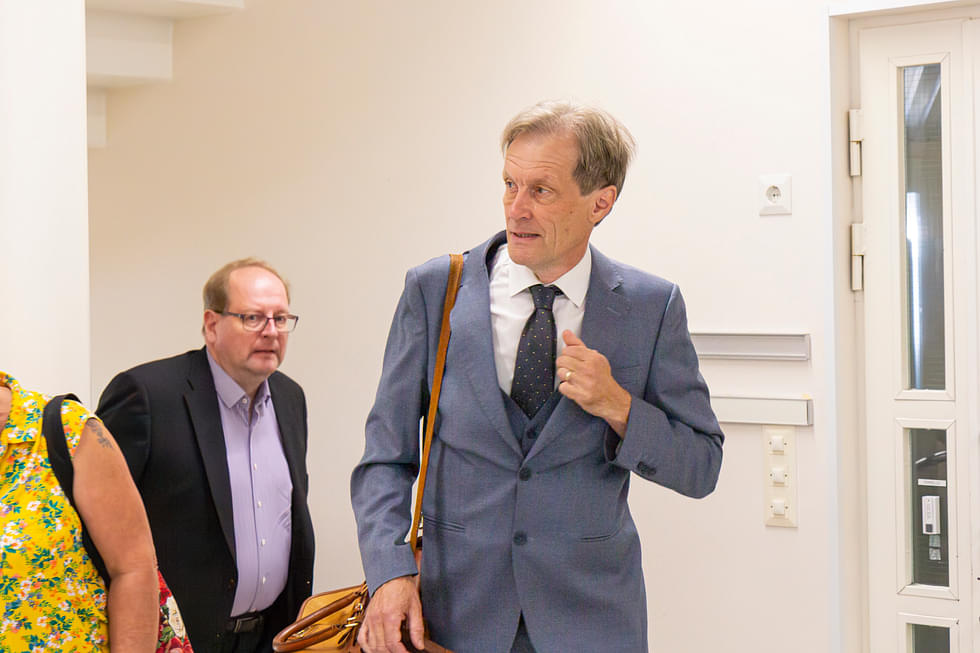 Asko Saatsi saapui Nurmeksessa elokuun puolivälissä pidettyyn oikeudenistuntoon yhdessä avustajansa varatuomari Juha Korven kanssa.