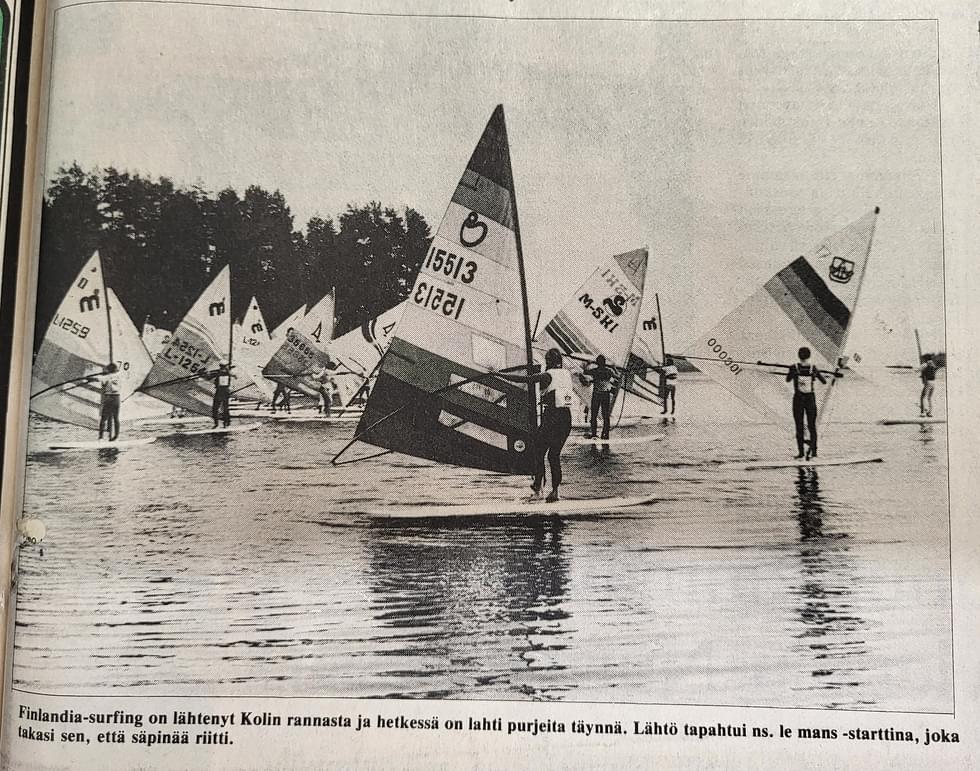 Finlandia-Surfing on lähtenyt Kolin rannasta ja hetkessä on lahti purjeita täynnä. Lähtö tapahtui niin sanotusti le mans -starttina, joka takasi sen, että säpinää riittää.