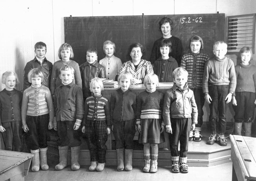 Palomäen koulun oppilaita 1960-luvun alussa.