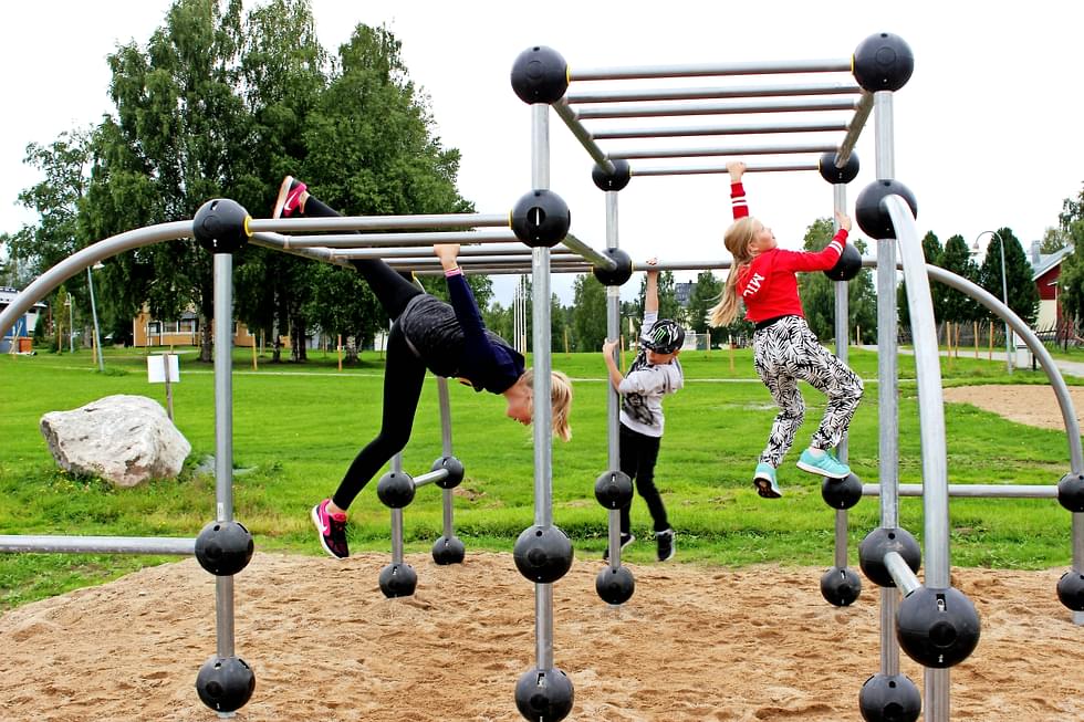 Hyvärilän hienot liikuntapaikat haastoivat myös Silja Kairikon, Onni Kairikon ja Eevi Lipposen kiipeilemään ja kokeilemaan taitojaan. Kuva on liikuntapuiston avajaisajoilta.