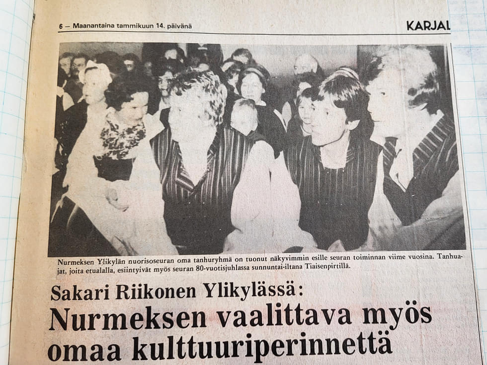 Nuorisoseuran oma tanhuryhmä esiintyi Tiaisenpirtillä seuran 80-vuotisjuhlassa. Lehtileike Karjalaisessa 14.1.1980.