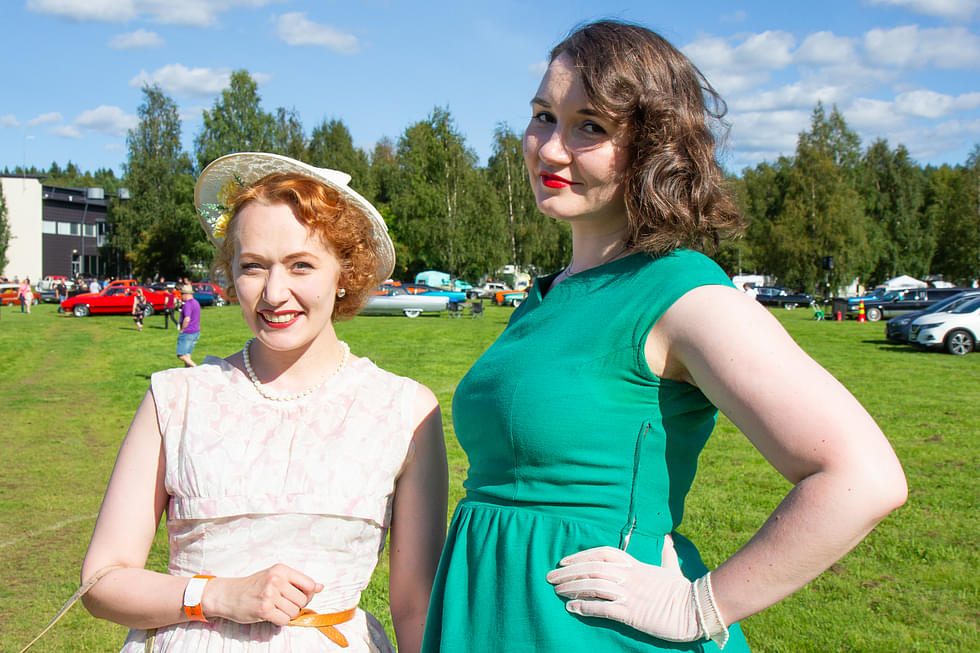 Sara Hyväriselle ja Emmi Rajavuorelle pukeutuminen tyylin mukaan on tärkeä osa Drive-in-tapahtumaa. 