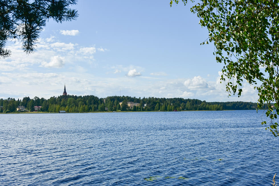 Erkki Timosen lähettämässä kuvassa Nurmesjärven pinta liplattaa.