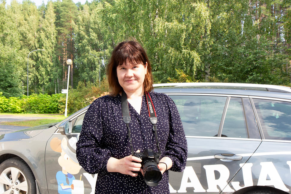 Emma Korhonen tekee Ylä-Karjalassa valokuvausalan opintoihin liittyvää harjoitteluaan.