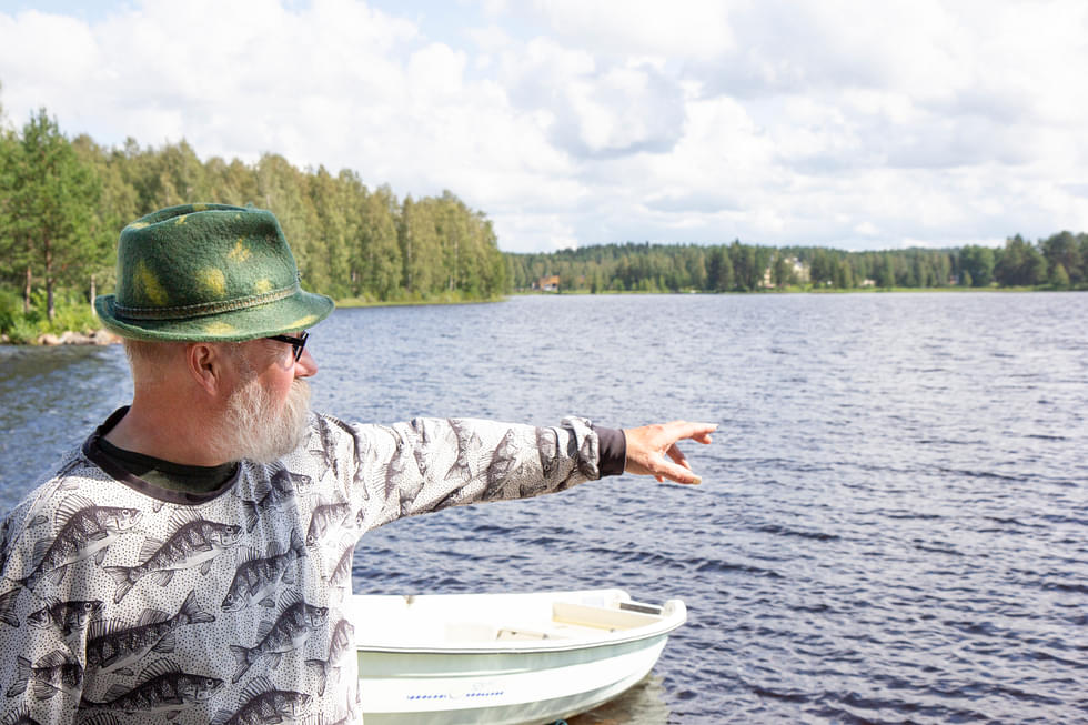 Aki Ruotsalainen arvioi Pielisen vedenpinnan korkeutta. Normaalisti tähän aikaan vesiraja olisi kuvassa näkyvän veneen perän kohdalla tai jopa kauempana.