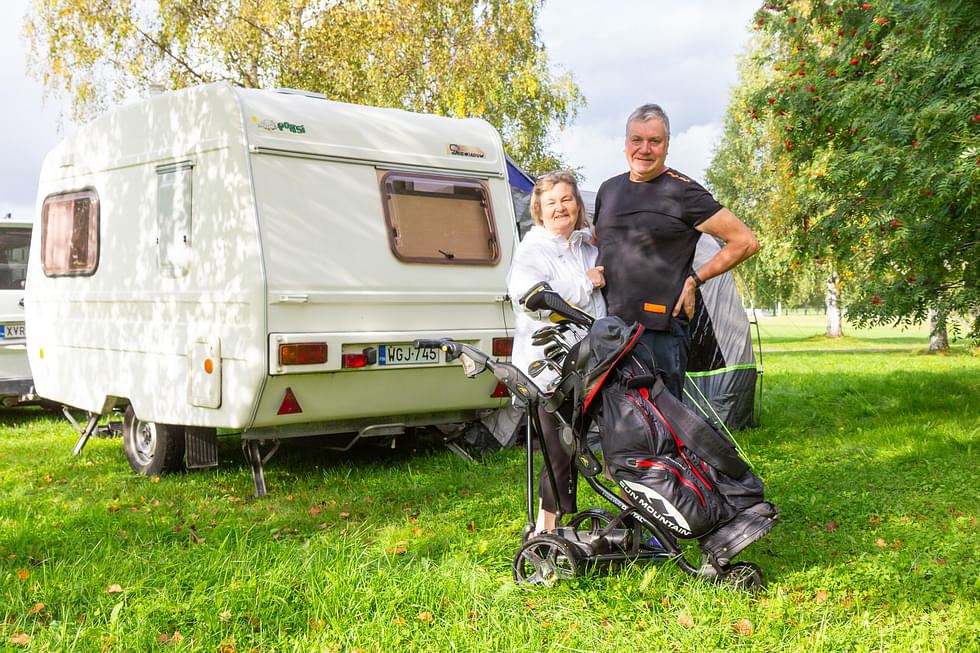 Golfkenttä houkutteli Tuula ja Eero Aaltosen Hyvärilän leirintäalueelle syyslomalle pikkunätin matkailuvaunun ja teltan kera.