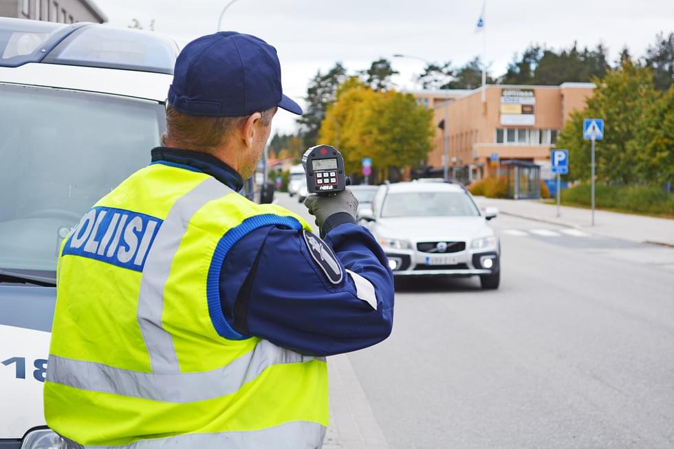 Poliisi valvomassa liikennettä Porokylänkadulla vuonna 2016.