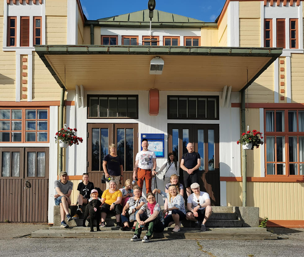 Saimi ja Olli Tervon lapsenlapset kävivät Nurmeksen rautatieasemalla, josta heidän mummonsa on lähtenyt pienten lasten kanssa evakkoon. 