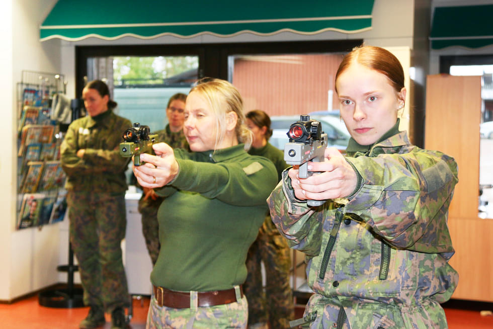 Suvi Rautakoski ja Jemina Kilpeläinen pääsivät kurssilla kokeilemaan muun muassa laserammuntaa. 