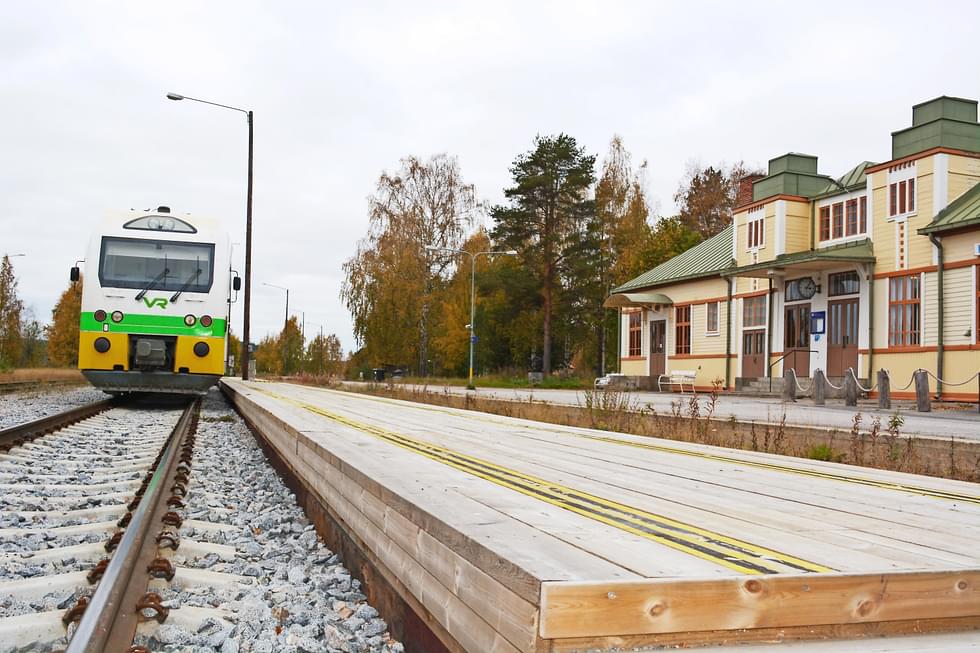 Nurmeksen rautatieasema on edelleen lähin asema Bomballe ja Hyvärilään junalla saapuville.