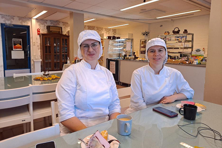 Ukrainalaiset Kateryna ja Tetiana Prykhodko opiskelevat innokkaasti leipomoalaa Riveriassa Nurmeksessa. He olivat alan ammattilaisia jo omassa kotimaassaan ja ovat hyvin kiitollisia suomalaisille saamastaan kaikesta avusta.