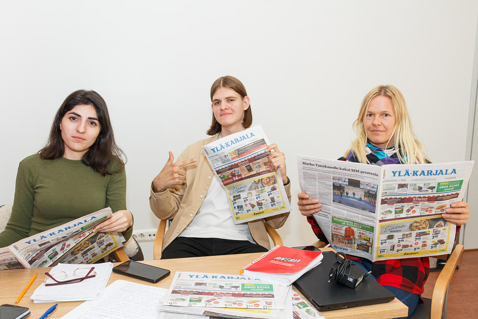 Armine Siroklyn, Viktor Solianoi ja Eveliina Lukkari pohtivat Innocampissa, miten nuoret aikuiset innostetaan tilaamaan paikallislehteä. 