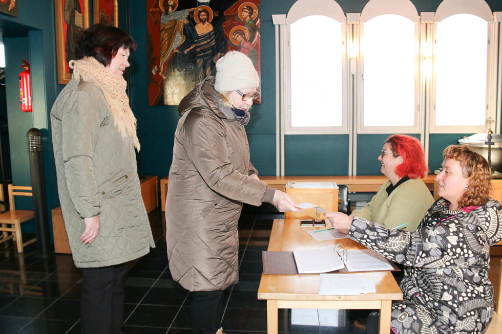 Maritta Levy (vas.) ja Silja Sormunen kävivät äänestämässä Valtimon kirkossa. Vaalitoimitsijoina olivat Maija Hämäläinen ja Päivi Romppanen.