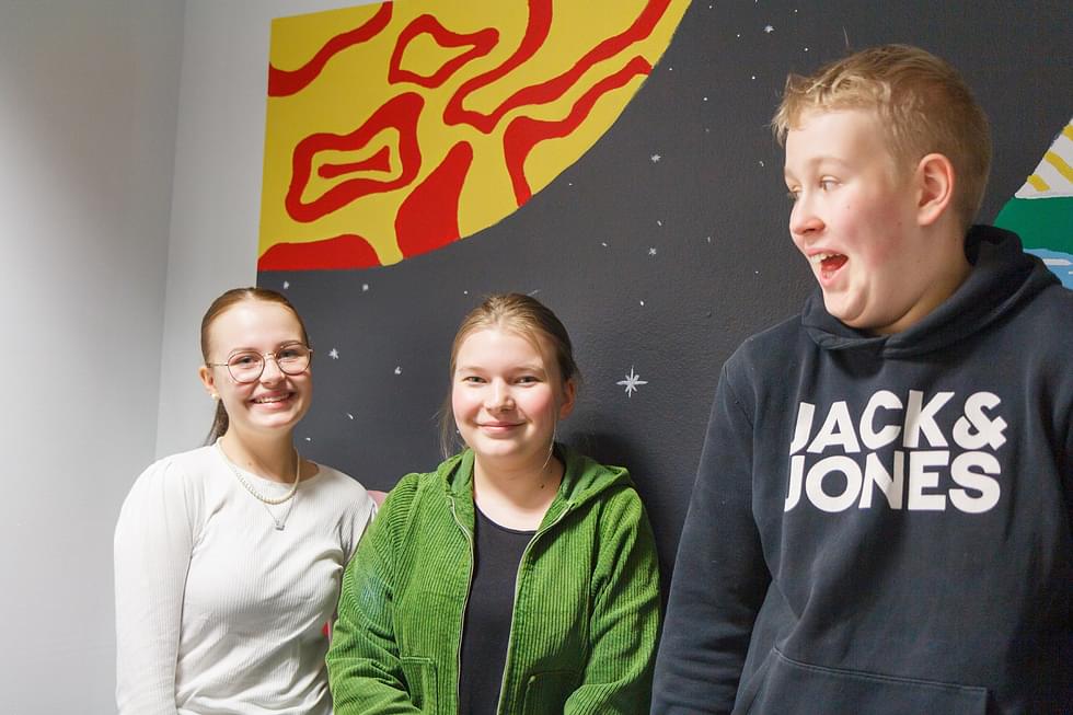Enni-Maria Tamio (vas.), Aada Lipponen ja Jalo Pylvänen pääsivät testaamaan taidetta.