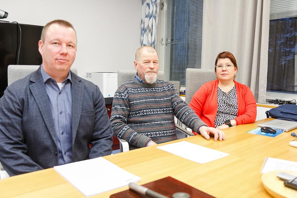 Kaupungin ensi vuoden budjettia esittelivät Pasi Parkkinen (vas.), Hannu Pääkkönen ja Salla Ovaskainen.