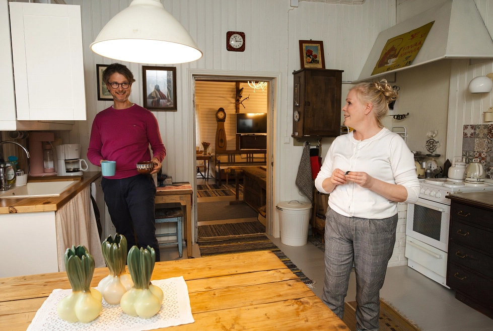 Sari Sirkkiän ja Rauli Albertin kodin keittiö remontoitiin viime talvena, mutta siinäkin on yhä vanhan talon henki.