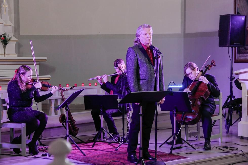 Pepe Willberg & jouluorkesteri esitti Nurmeksen kirkossa muun muassa Arkihuolesi kaikki heitä -kappaleen