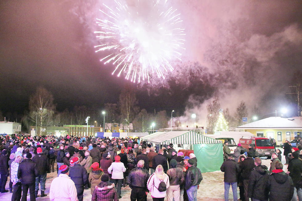 Myös kymmenen vuotta sitten Nurmeksen kaupungin juhlavuotta juhlittiin Kauppatorilla ilotulituksin.