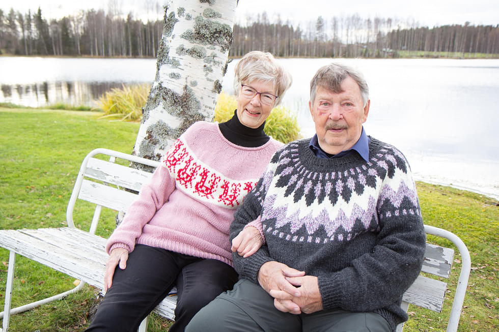 Yli 80-vuotiaat Varpu Konkola ja Matti Siponen löysivät toisensa vanhemmalla iällä ja asuvat nyt pääsääntöisesti Ylä-Valtimolla. Löydät linkin heidän haastatteluunsa tästä jutusta. 