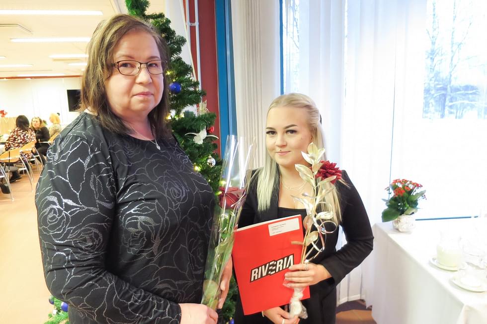 Tuija Oksman (vas.) ja Taija Ruotsalainen saivat todistuksensa juuri ennen joulua. 