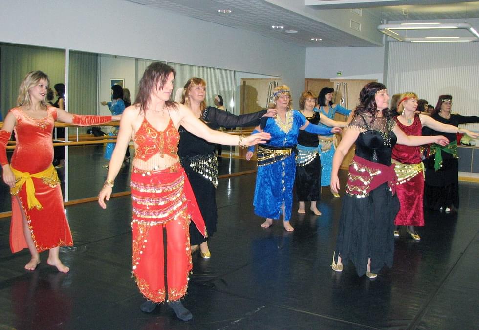 Itämainen tanssi on yksi suosituimpia kursseja. Kuvassa treenataan marraskuussa 2009 esiintymisasuissa Bomban pikkujoulun tanssiesitystä opettaja Susanna Saariston (vas.) opastuksella.