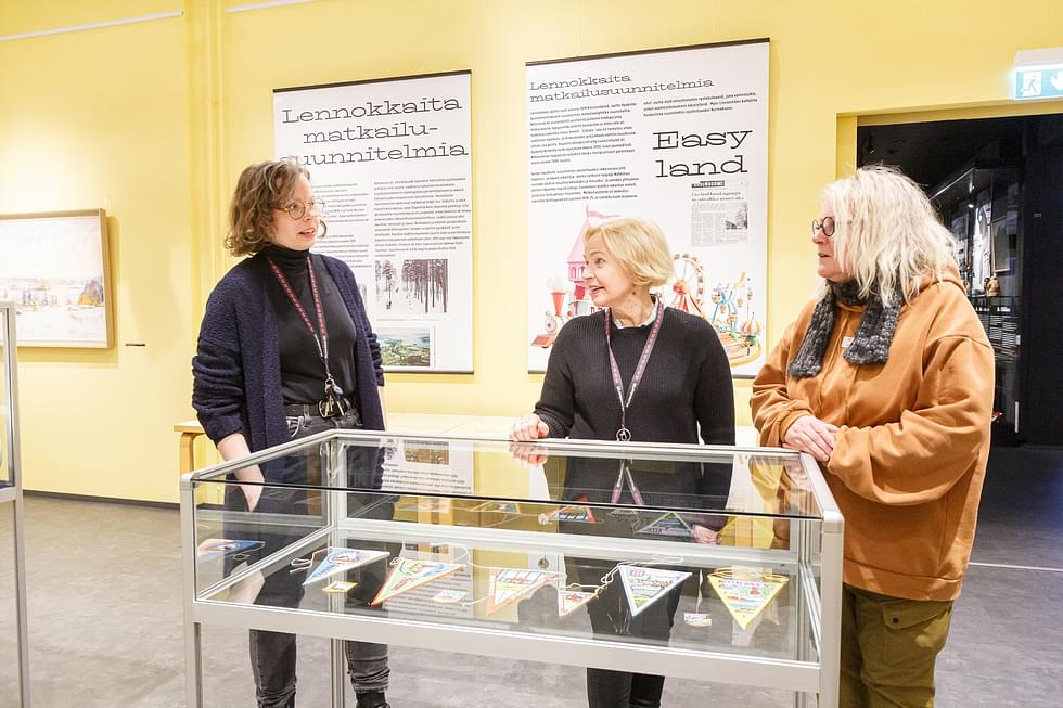 Laura Hotulainen, Meri-Anna Rossander ja Marjaana Antikainen ovat koonneet Nurmeksen juhlavuoden näyttelyn. 