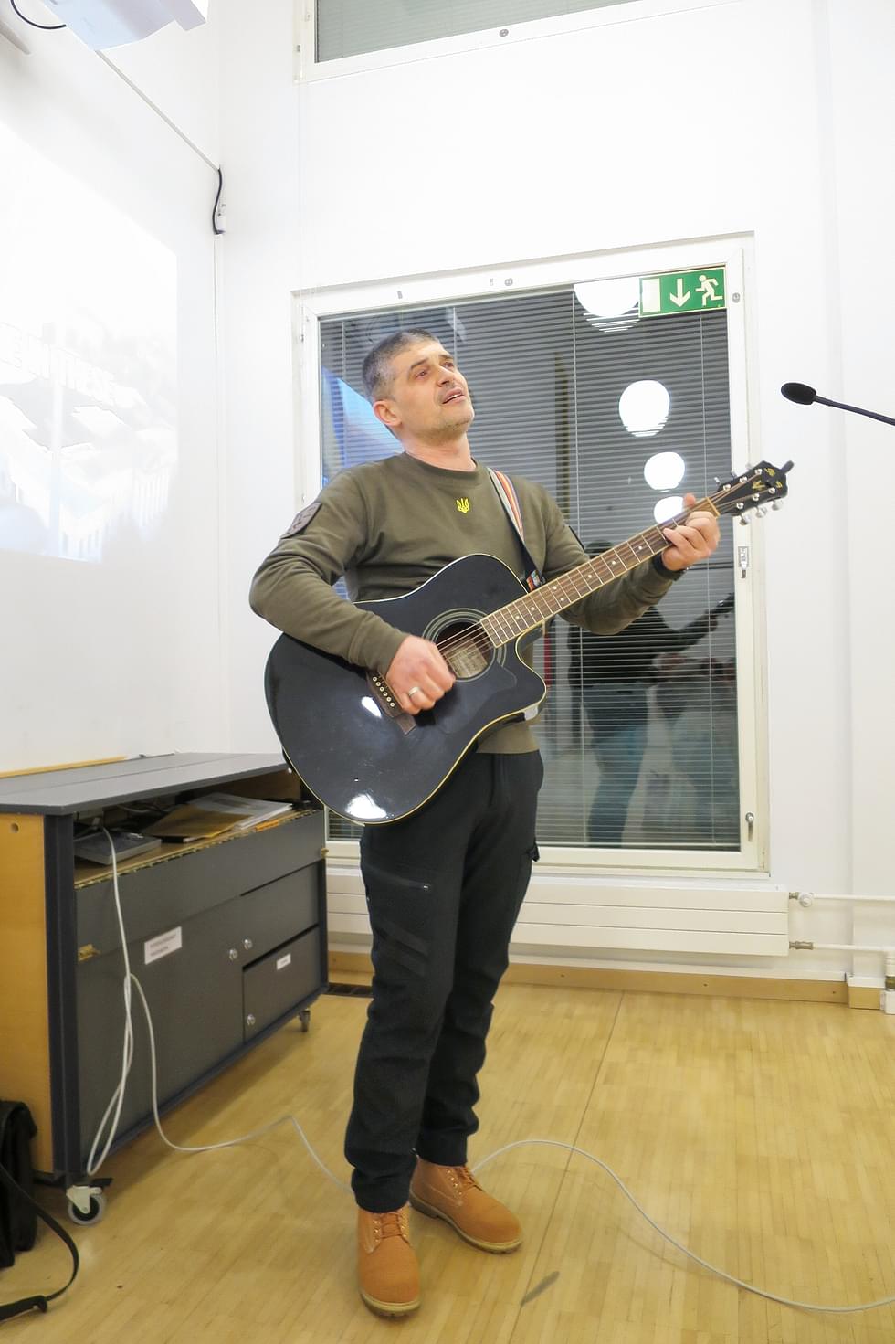 Ukrainalainen pastori Anatoliy Zaghliada kosketti yleisöä myös toiveikkaalla laulullaan.