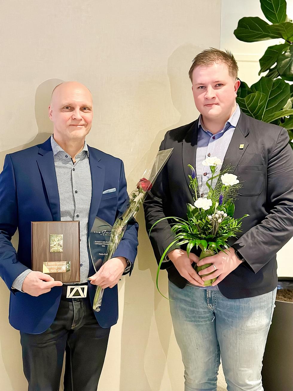 Pielis-Golfia Suomen Golfliiton tilaisuudessa edustivat toimitusjohtaja Juha Holopainen ja Suomen kuurojen EM-joukkueen pelaaja Waltteri Waris.