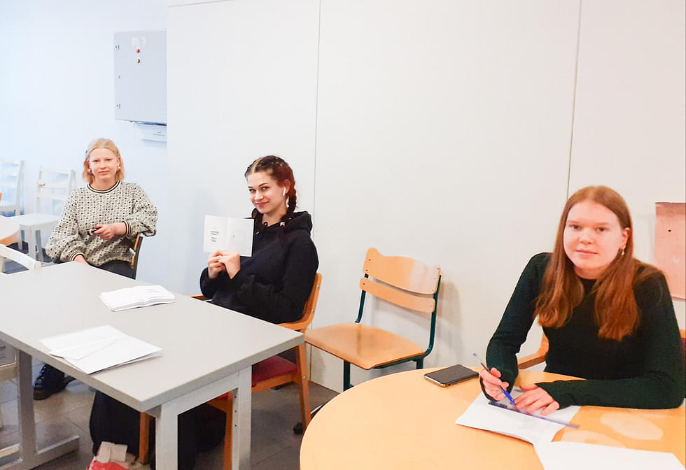 Kuvassa ovat vaalitoimitsijoina toimineet Vilma Kokkonen (vas.), Elina Kettunen ja Aurora Heikkinen.