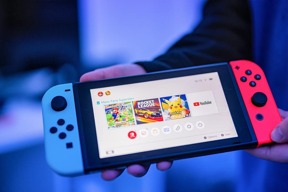 Nintendo Switchillä voi pelata käsikonsolina, mutta myös televisioon liitettynä.