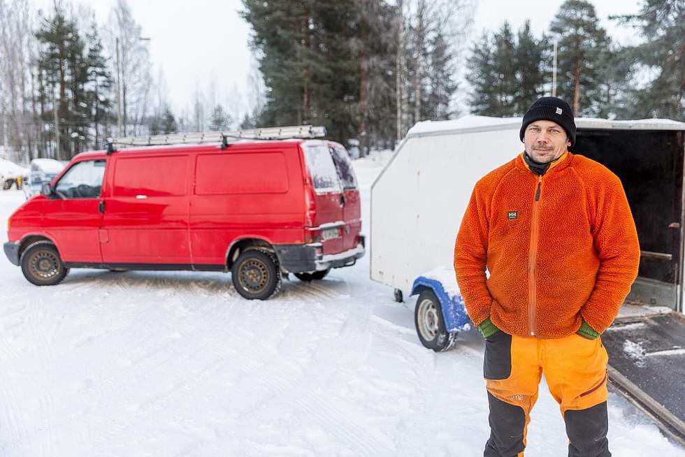 Lahjoitustavaran keräyspisteenä toimi peräkärry, jonka sisällön Antti Nuutinen pakkasi Ukrainaan myymäänsä pakettiautoon.
