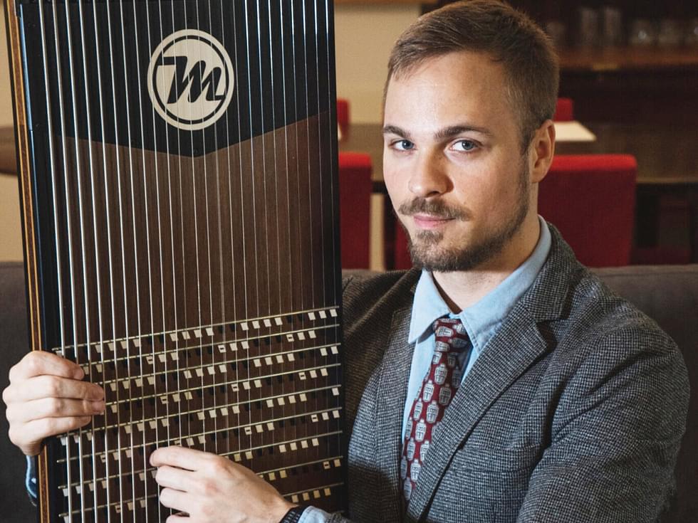 Valter Soosalu ja kitaran ja pianon äänimaailmat yhdistävä harpeiji-soitin.