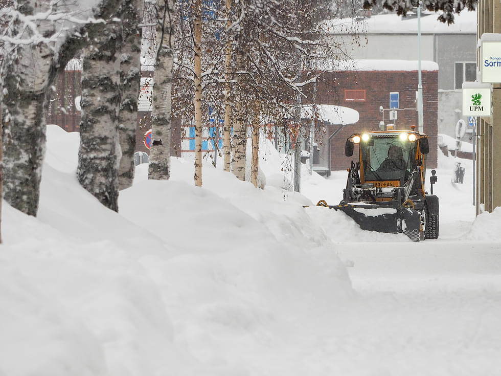 Lumenpoisto käynnissä Nurmeksen keskustassa 14. tammikuuta. 
