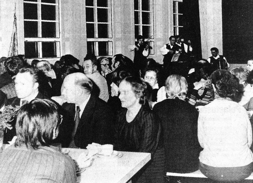 Juhlaväkeä valtimolaiseen tapaan kertyi runsaasti juhlistamaan Suomalaisen kulttuurin päivää, Ylä-Karjala kertoi 28.2.1984.