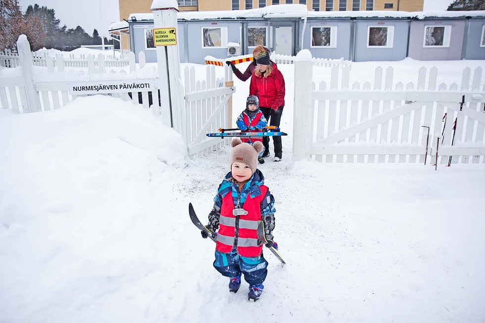 Osa Vesseleistä lähti hiihtämään ennen lounasta viereiselle Keskustan kentälle. Etualalla on Ilmari Torni.