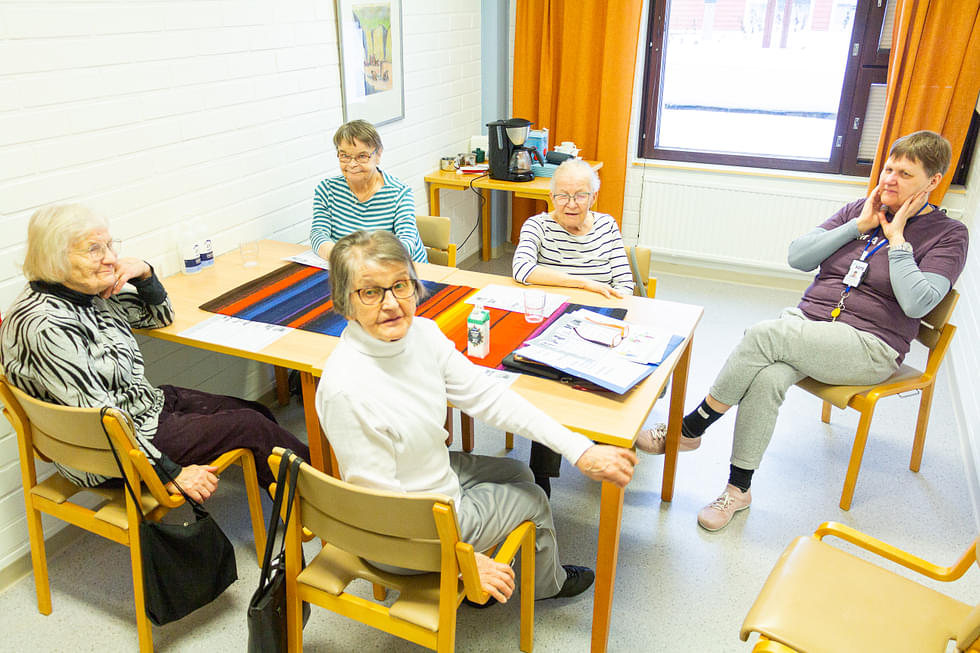 Vieno Kuittinen ja Rauha Nykänen sekä pöydän takana istuvat Maila Pelkonen ja Saara Rautjärvi muodostavat ohjaaja Anne Härkkimen torstairyhmän.
