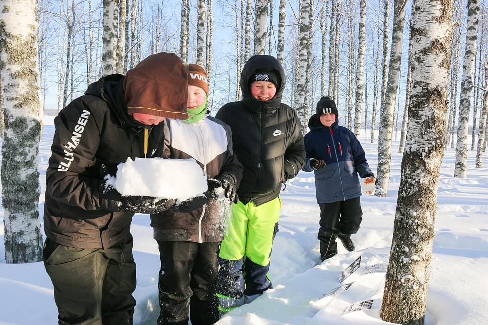 Aatu Korhonen tutki labyrintin rastilla lumikiteiden eroja Tatu Korhosen, Tuomas Kokkosen ja Eeli Meriläisen kanssa.