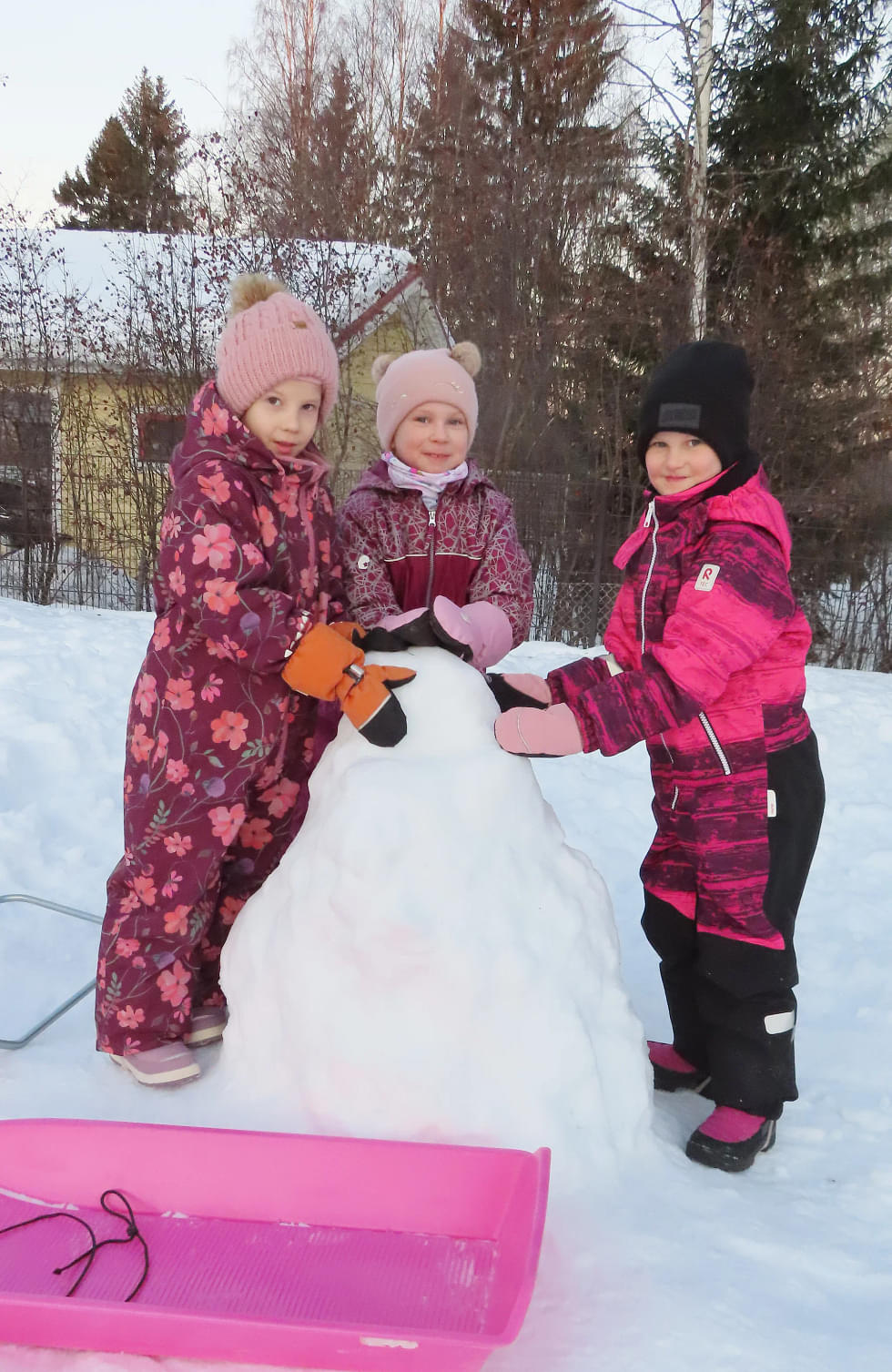 Sara Sutinen (oik.), Saana Solehmainen ja Seela Saarimaa tekevät lumesta niin pupuja kuin yksisarvisiakin.