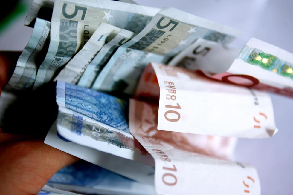 Maksuvälineenä käytetyt rahajäljitelmät ovat olleet kymmenen, kahdenkymmenen ja viidenkymmenen euron setelien jäljitelmiä. Kuvassa oikeaa rahaa. 