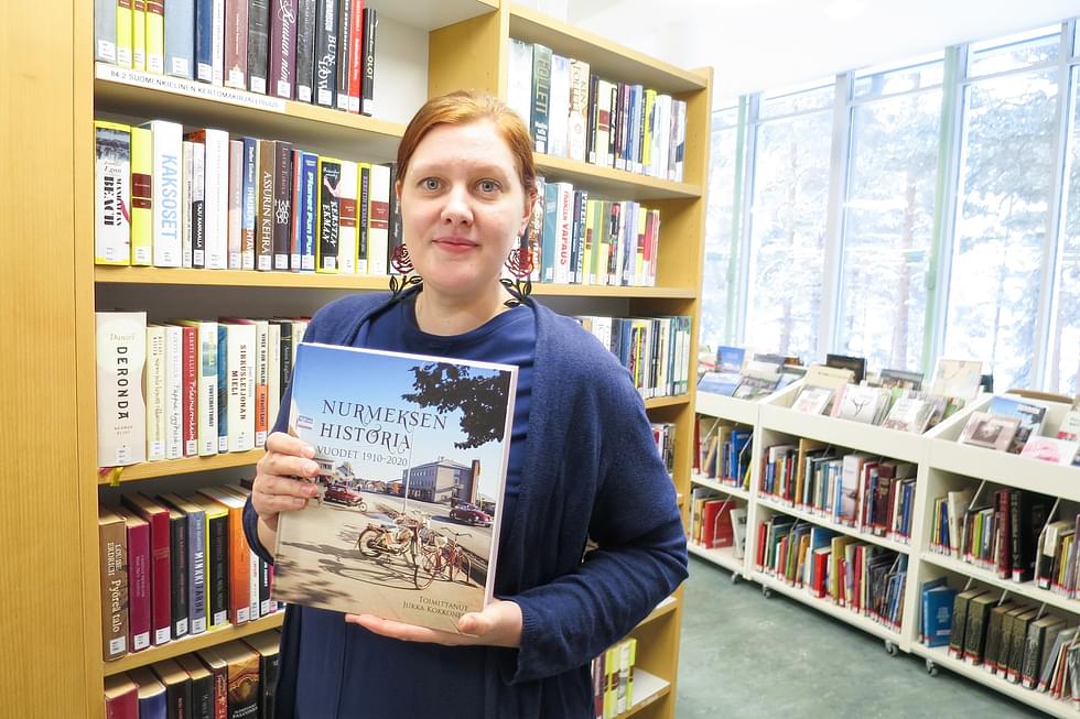 Katja Kärki iloitsi saamastaan Nurmeksen historia -teoksesta, josta hän löytänee materiaalia tulevaan romaanisarjaansa. 